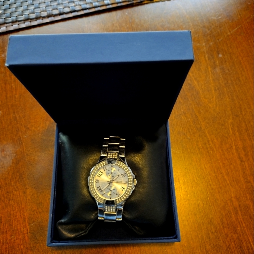AUTHENTIC GUESS WOMEN'S SILVER DESIGNER WATCH